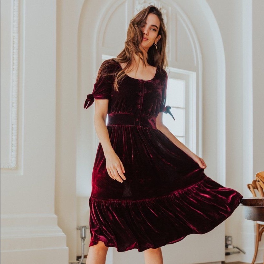 Ivy City Co Clara Velvet Midi Dress